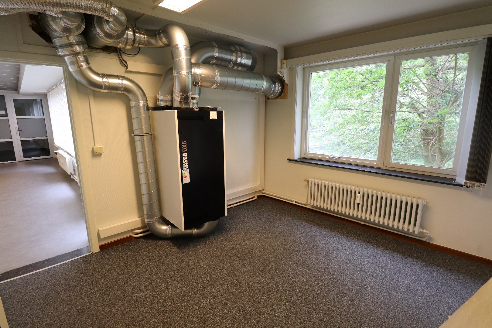 Ruim handelspand (+/- 400m²) te huur gelegen op TOPLOCATIE in Geel! 