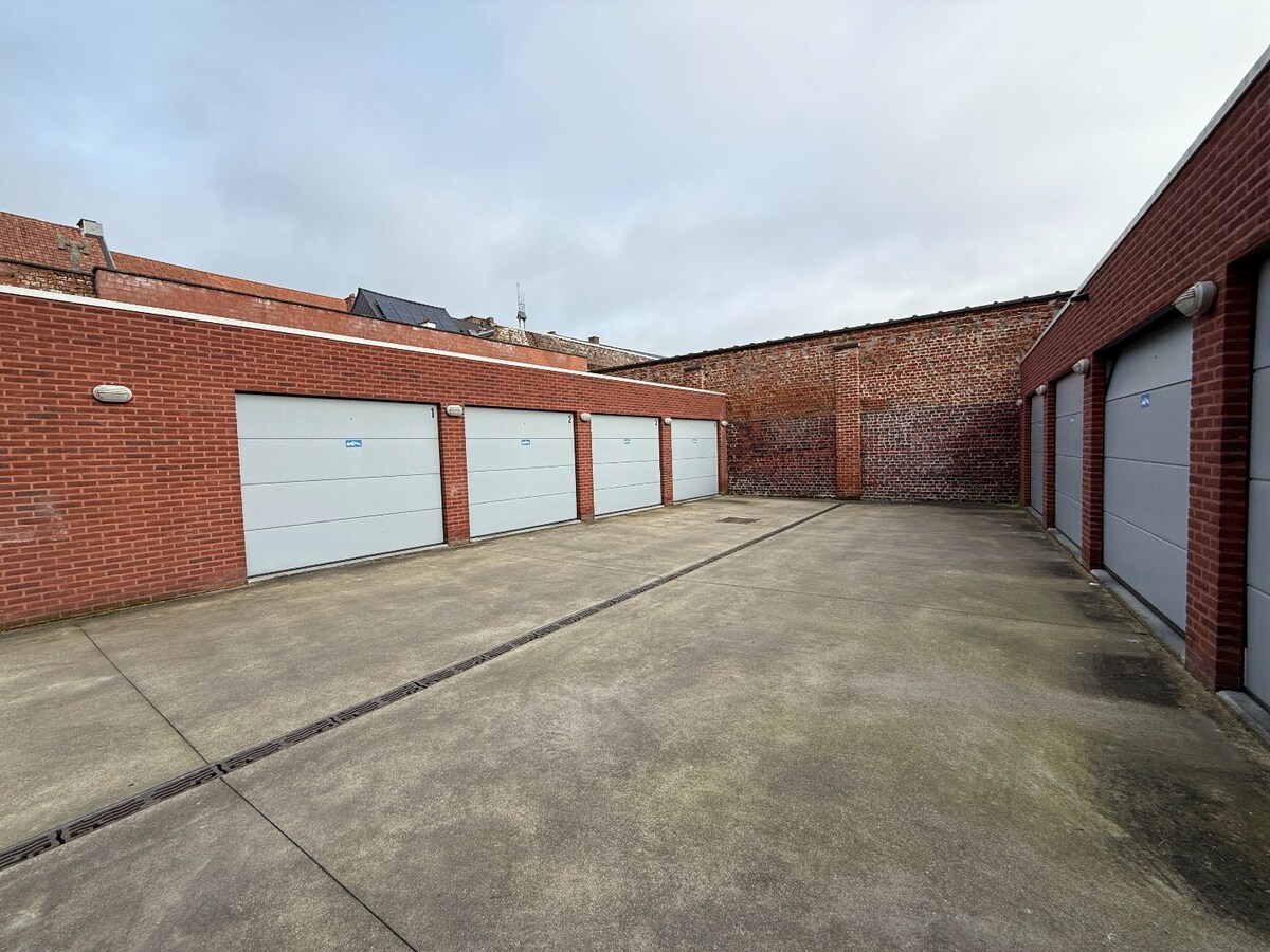 Afzonderlijke gemetste garage te huur in centrum Roeselare 
