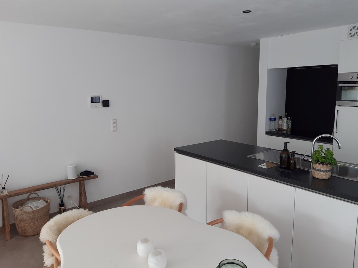 Gelijkvloers appartement met terras. 