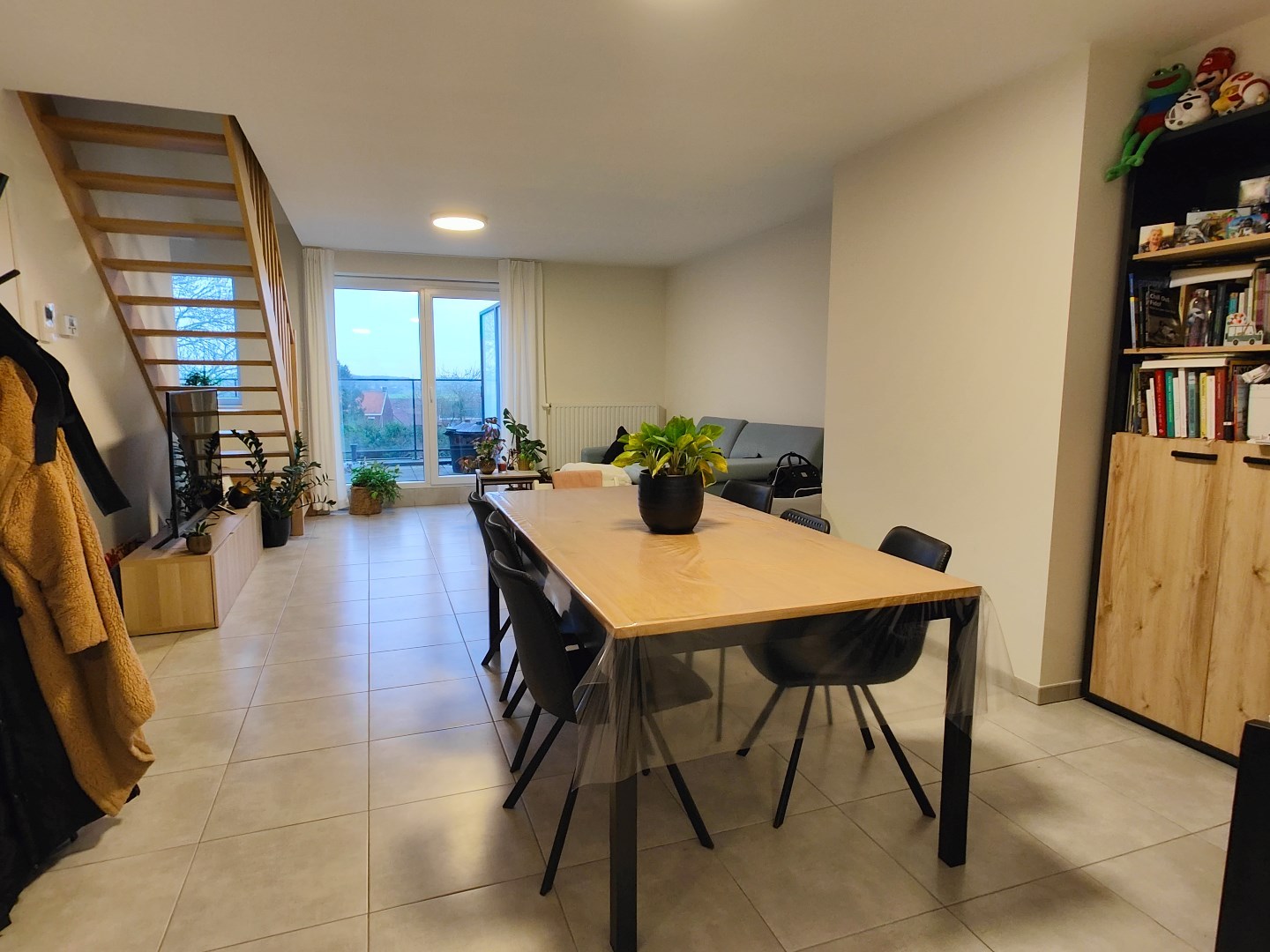 Volledig afgewerkte duplex met 2 slaapkamers en een private autostaanplaats 