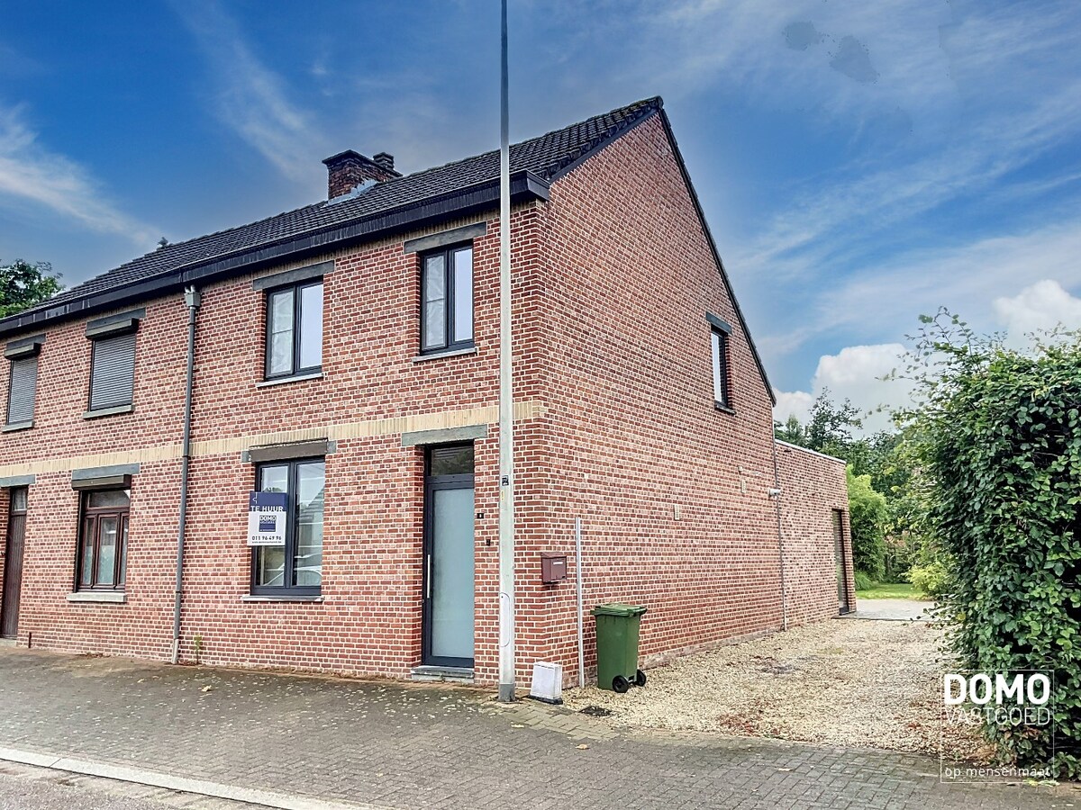 VOLLEDIG GERENOVEERDE WONING MET TUIN EN 3 SLAAPKAMERS RUSTIG GELEGEN TE KERMT 