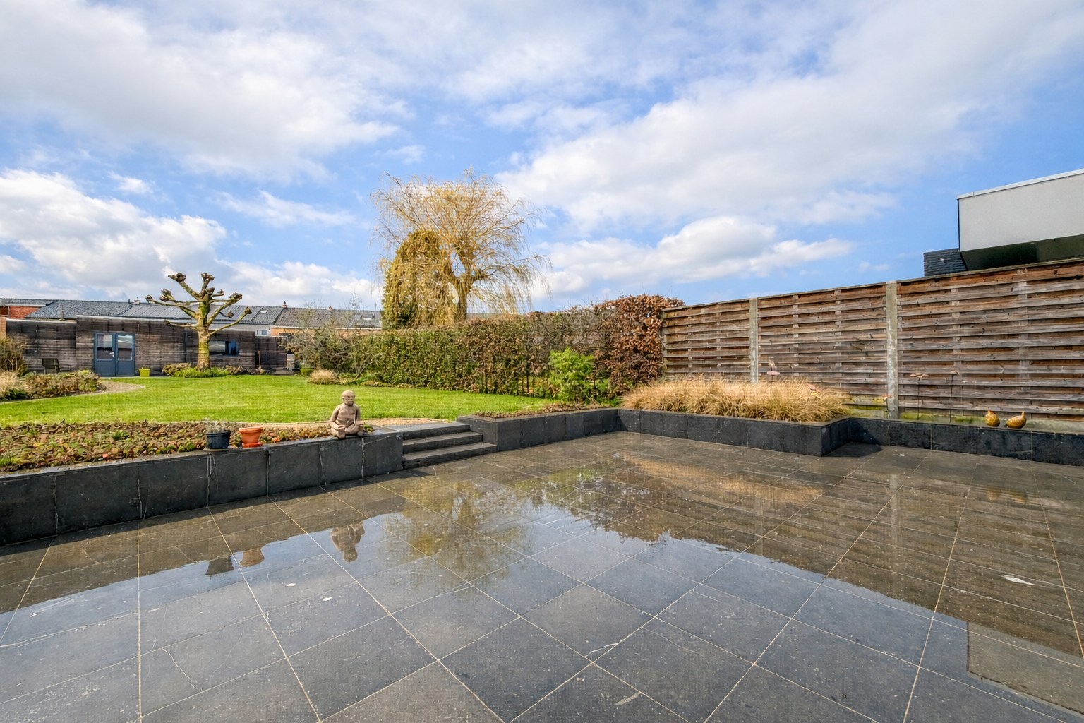 Prachtige gezinswoning met mooie tuin en bijgebouw, instapklaar afgewerkt, Torhout. 