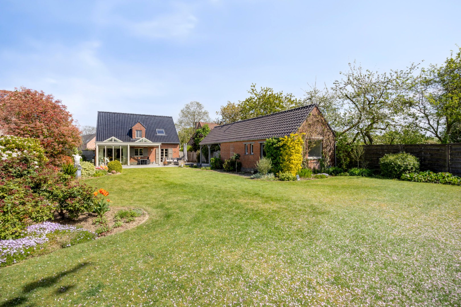 Open bebouwing met prachtige tuin en 4 ruime slaapkamers, garage, tuin en terras in Bierbeek – EPC 272kWh/m² 