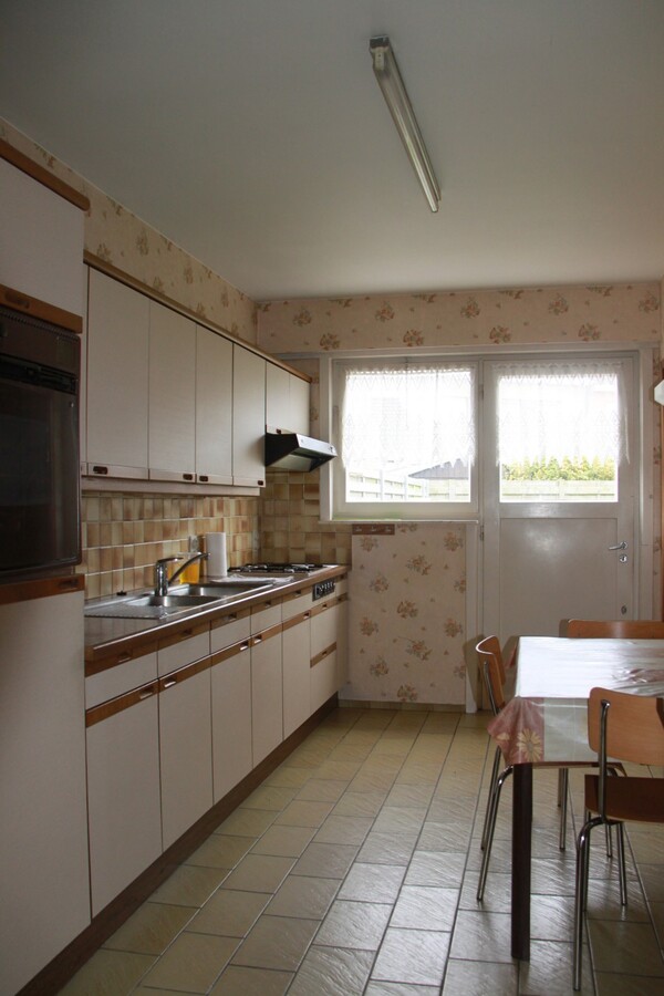 Op te frissen halfopen woning 