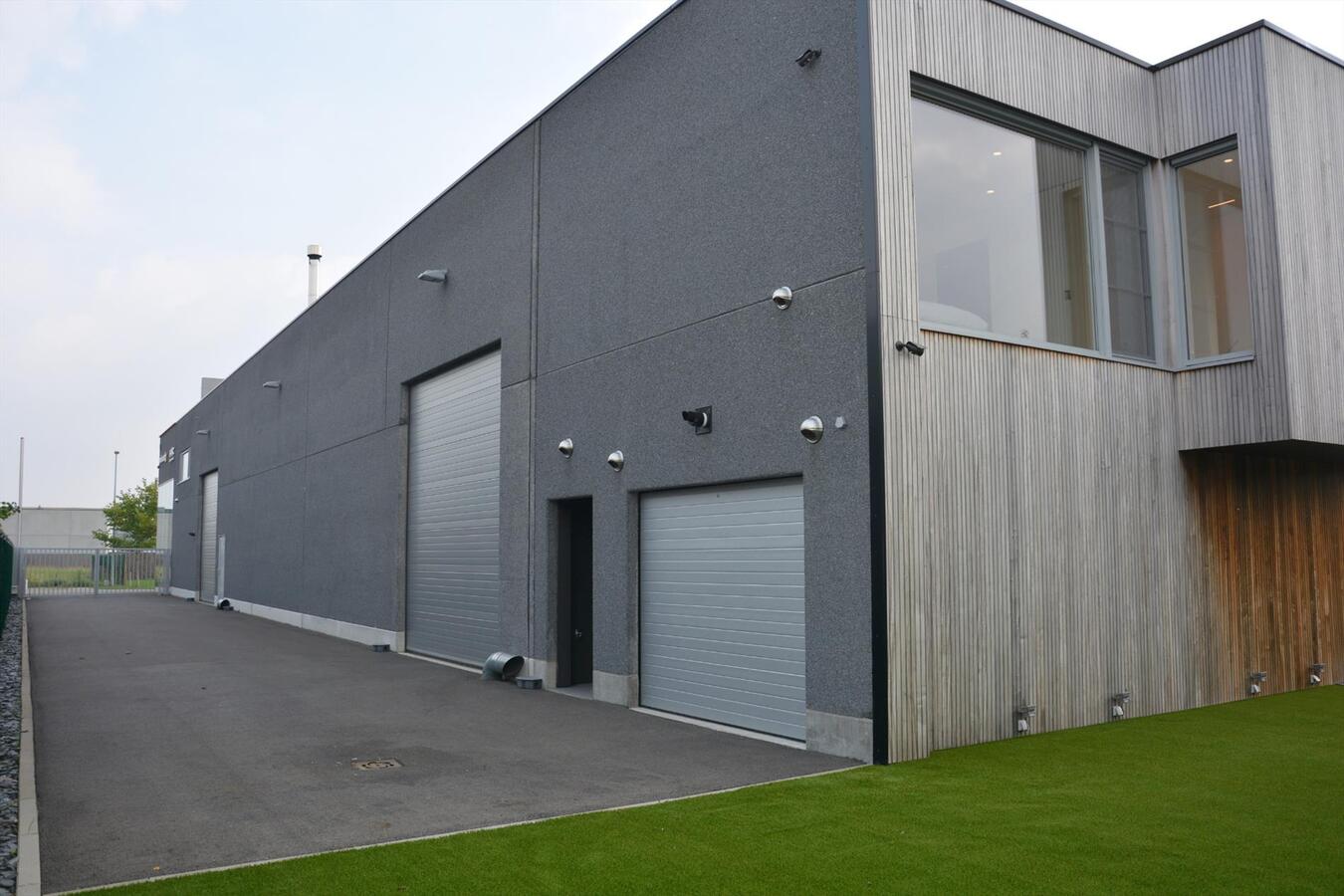 Bedrijfsgebouw met prachtige  woonst 