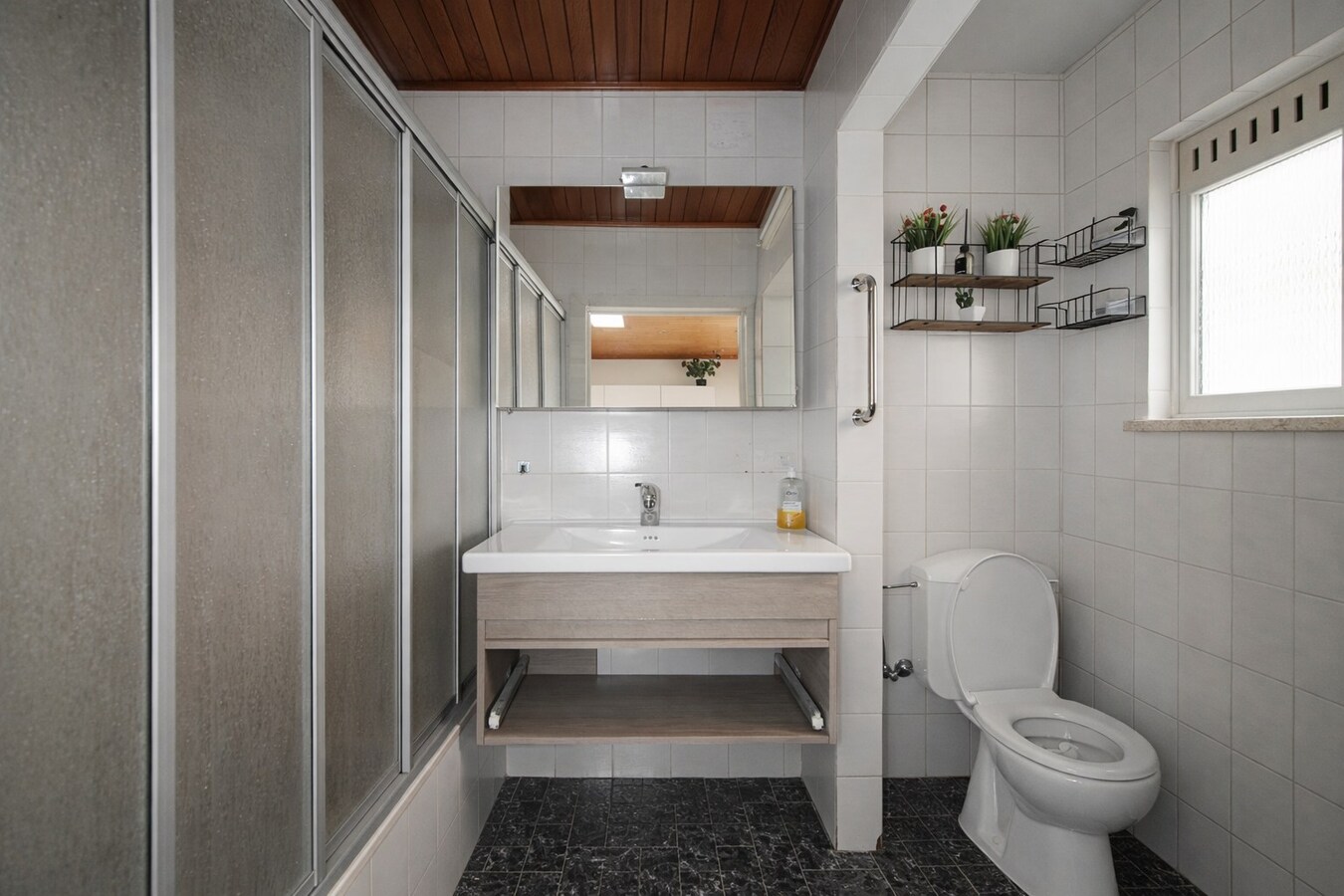 Centraal gelegen woning met drie slaapkamers, tuin én inpandige garage te koop in Sint-Niklaas! 