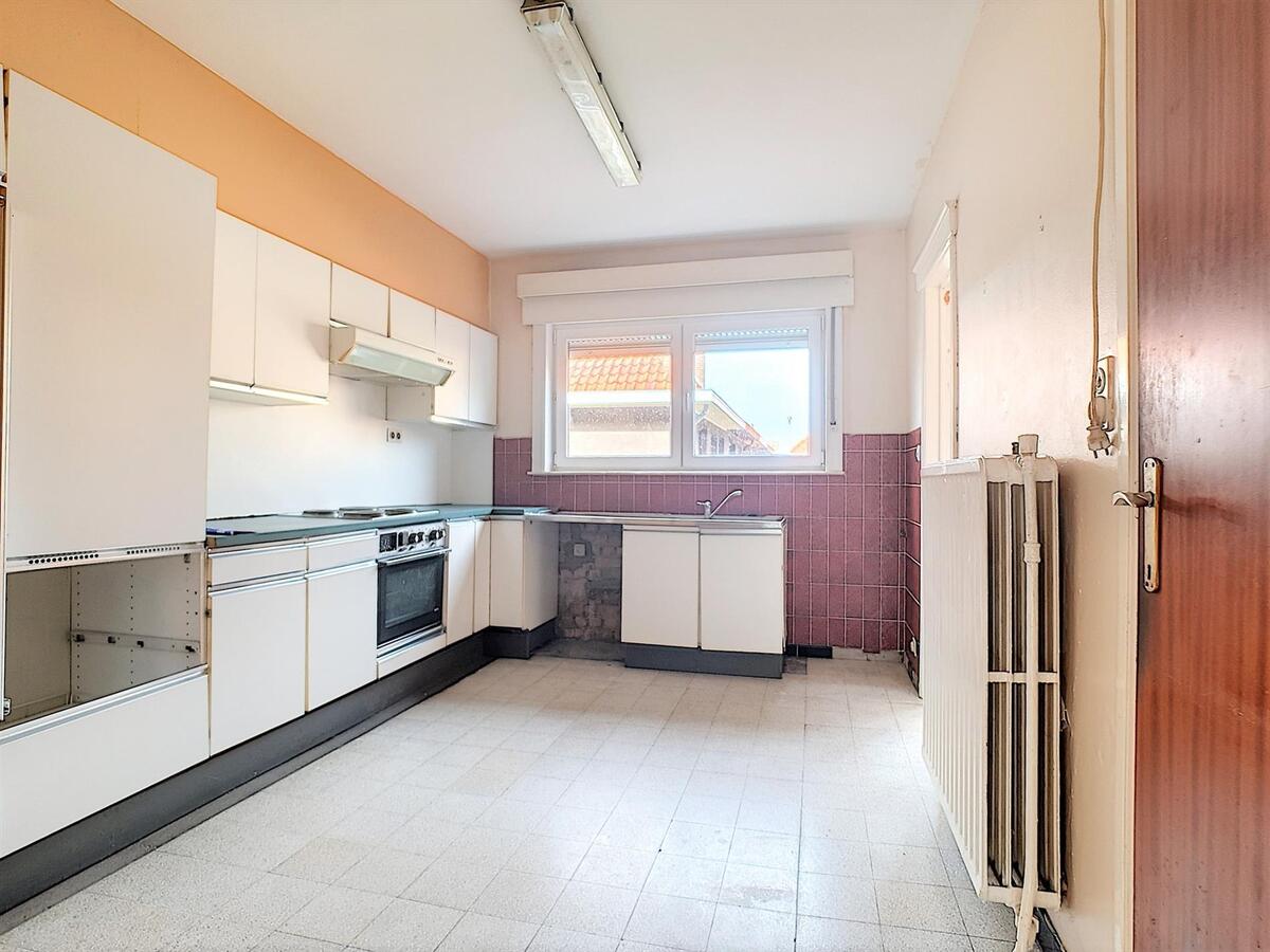 Goed gelegen, volledig te renoveren woning aan het marktplein van Heist - Heist 