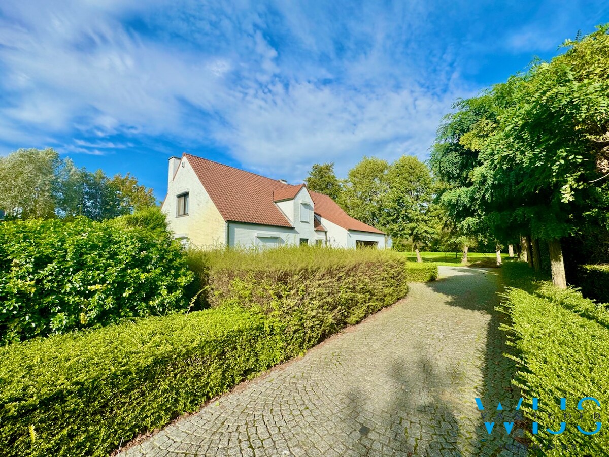 Tijdloze woning op 4.299 m² te Ertvelde 