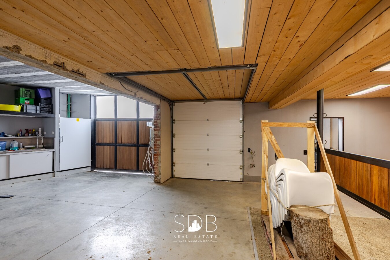 Landelijke villa met bijgebouwen en graslanden op 23.740m² 
