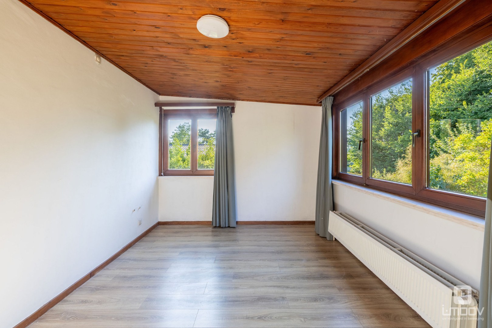 Te renoveren woning met 4 slaapkamers en dubbele garage 