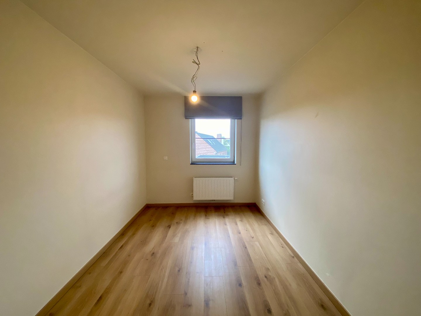 Ruime en recente halfopen bebouwing met 3 slaapkamers, carport en ruime tuin 