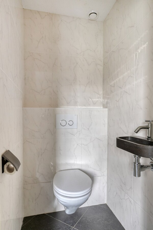 Volledig gerenoveerde woning met garage en carport gelegen aan de Beukenlaan 13 te Reusel. 