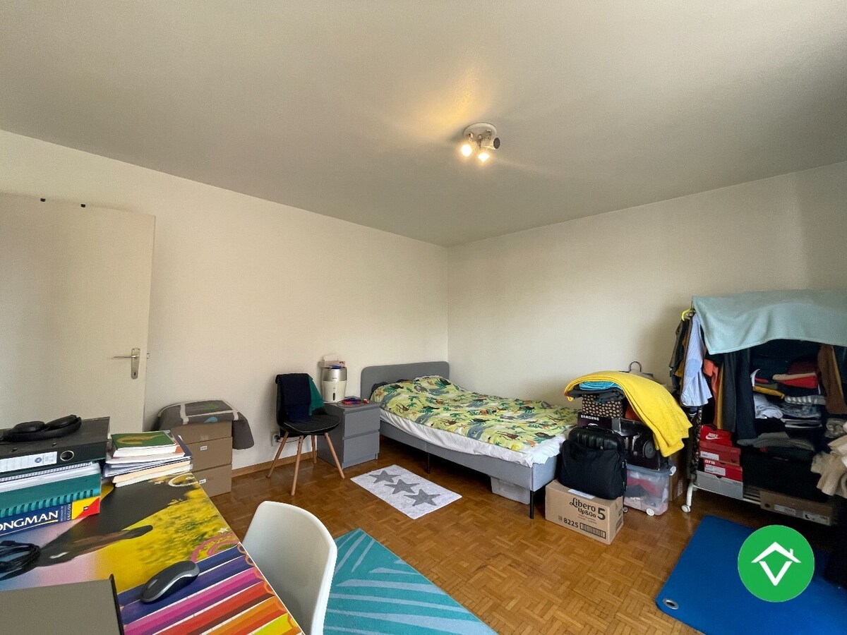 Zonnig appartement met 2 slaapkamers en autostandplaats te centrum Roeselare 