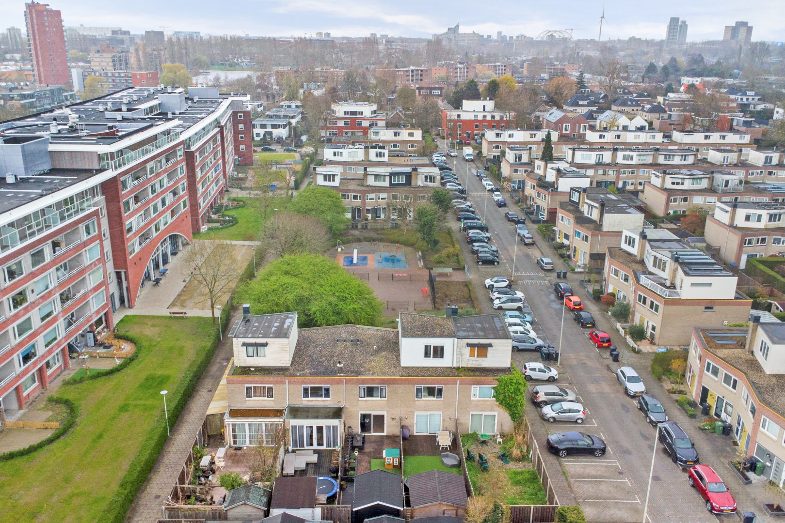 Energiezuinige (A-label) en uitstekend onderhouden 4-kamer tussenwoning met voor- en achtertuin met houten berging! 