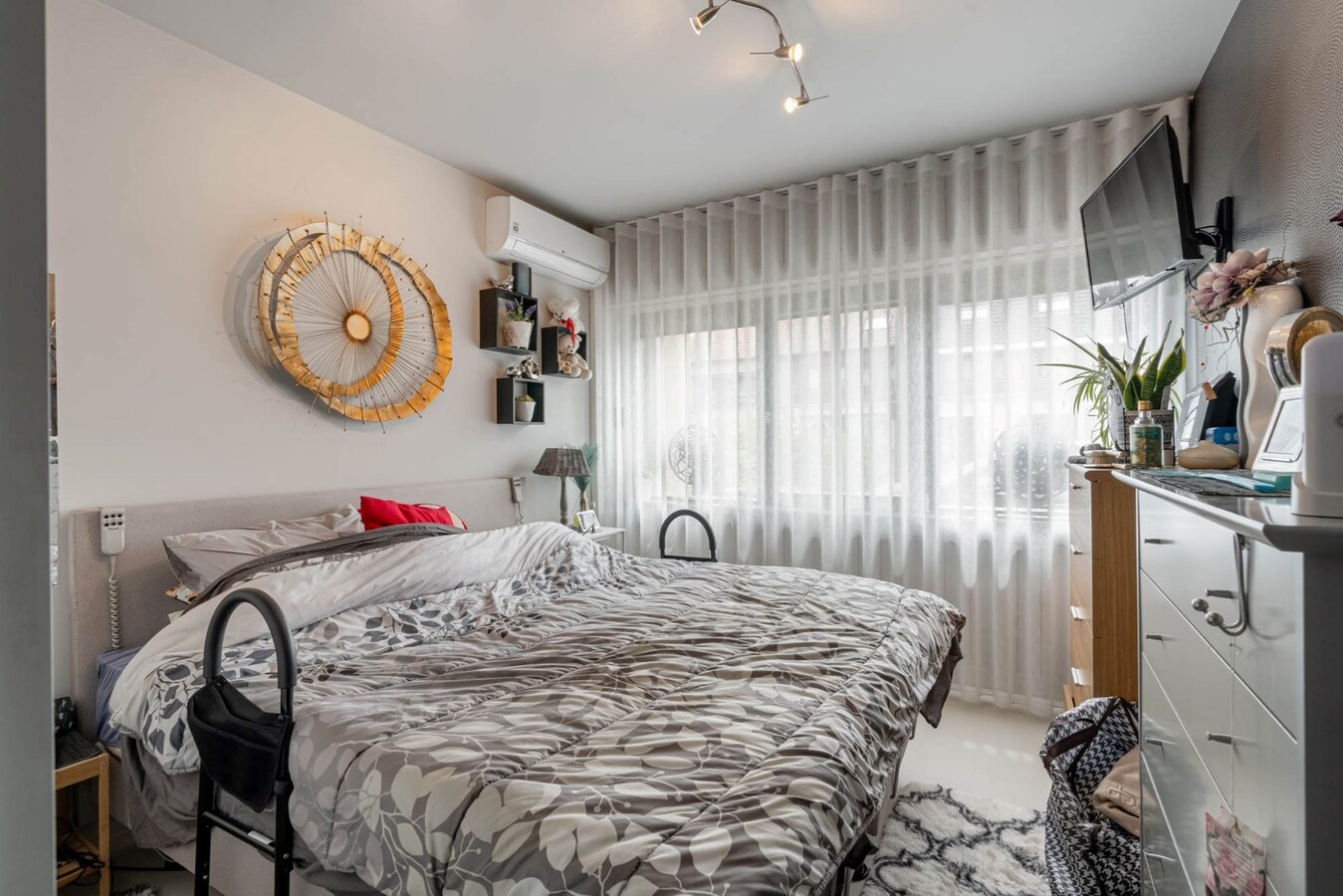 Gelijkvloers INVESTERINGSAPPARTEMENT vlakbij centrum met fraai terras en autostandplaats. 