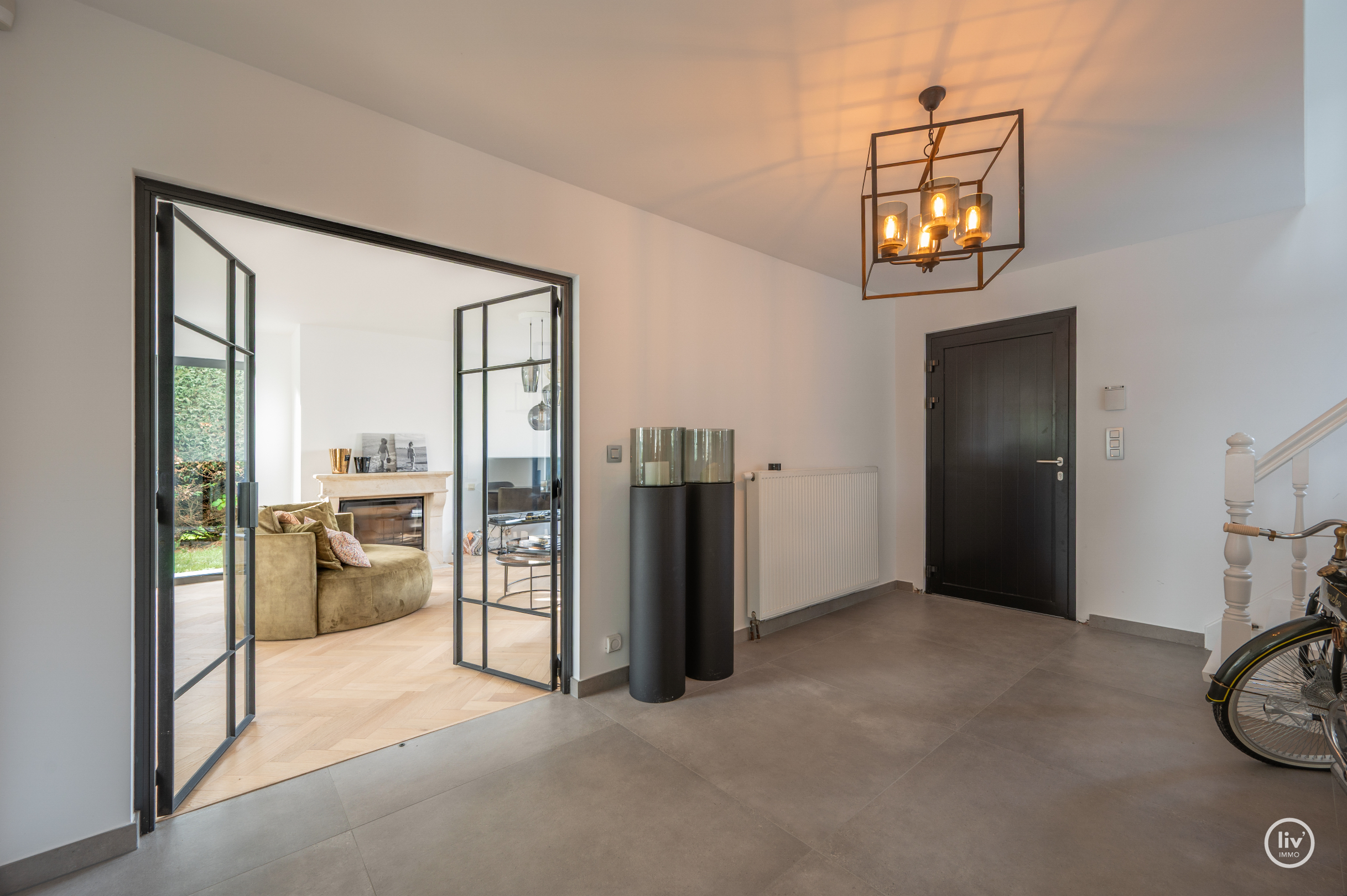 Magnifique villa rénovée avec toit de chaume, bien située près de Duinenwater à Knokke. 