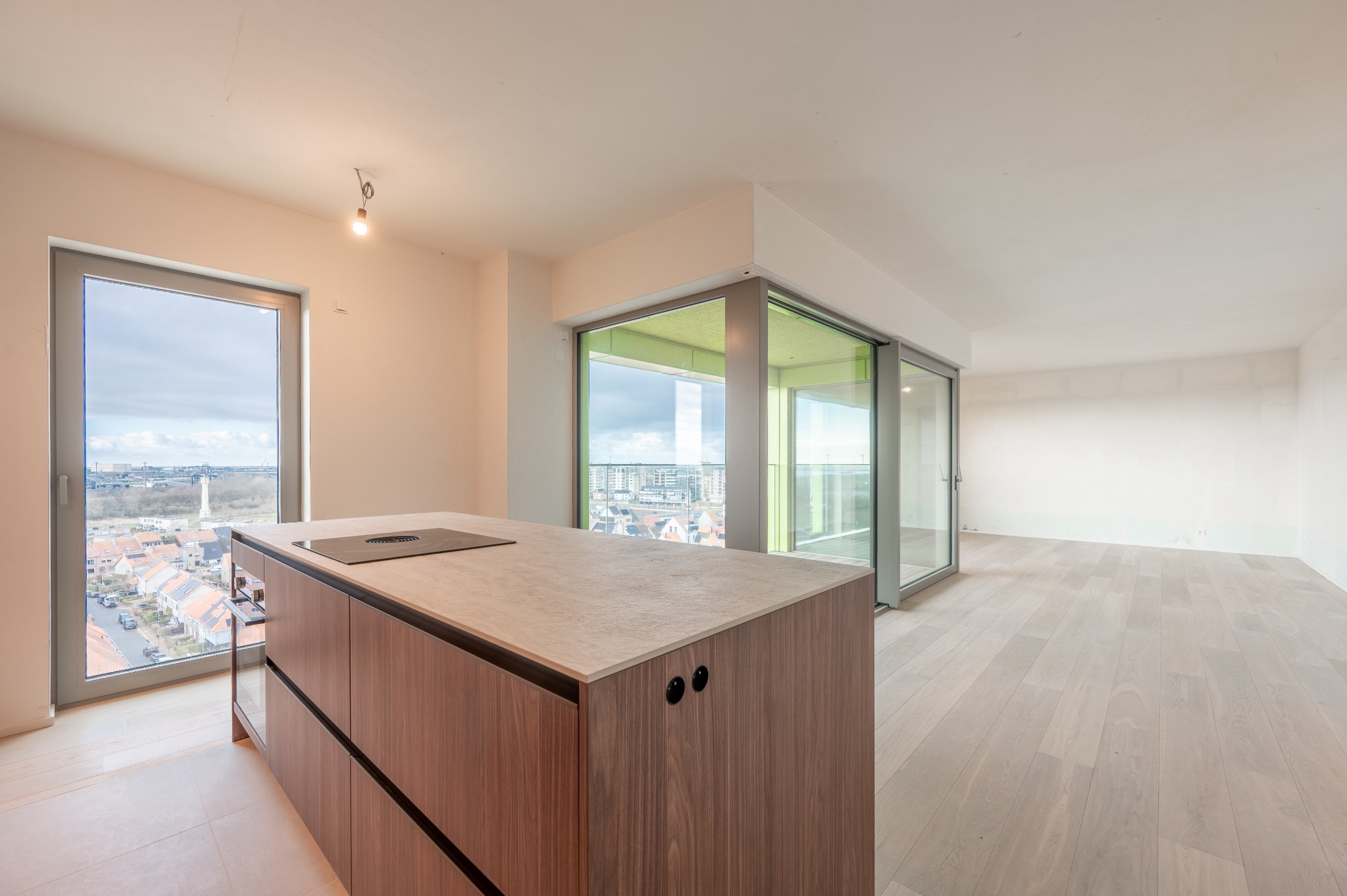 Unieke herverkoop in het Project hoost te Centrum Heist op wandelafstand van de Zeedijk genietend van zijdelings-zeezicht! 