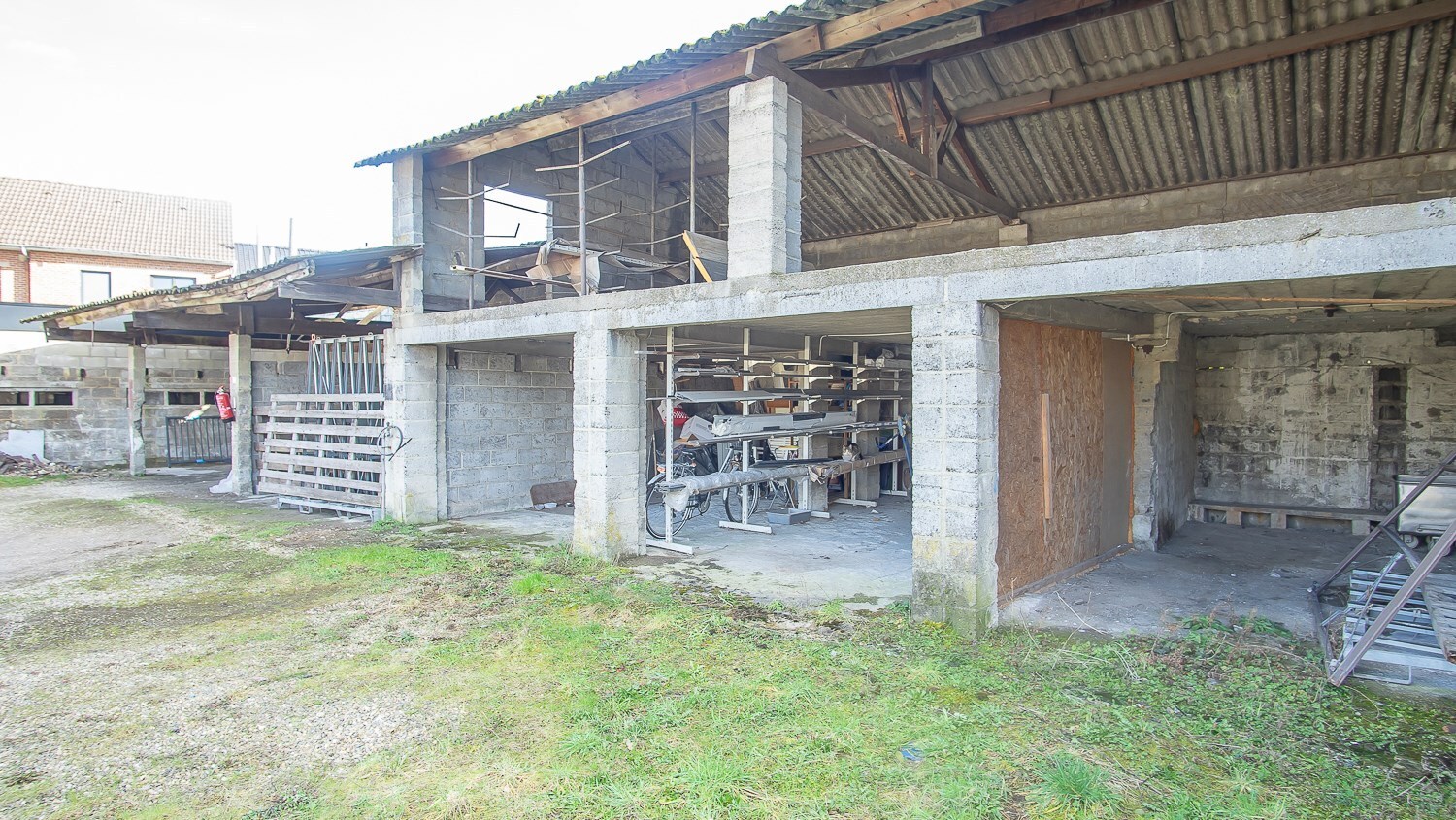 Te renoveren bergruimte + parkeerplaatsen langs doorgangsweg! 