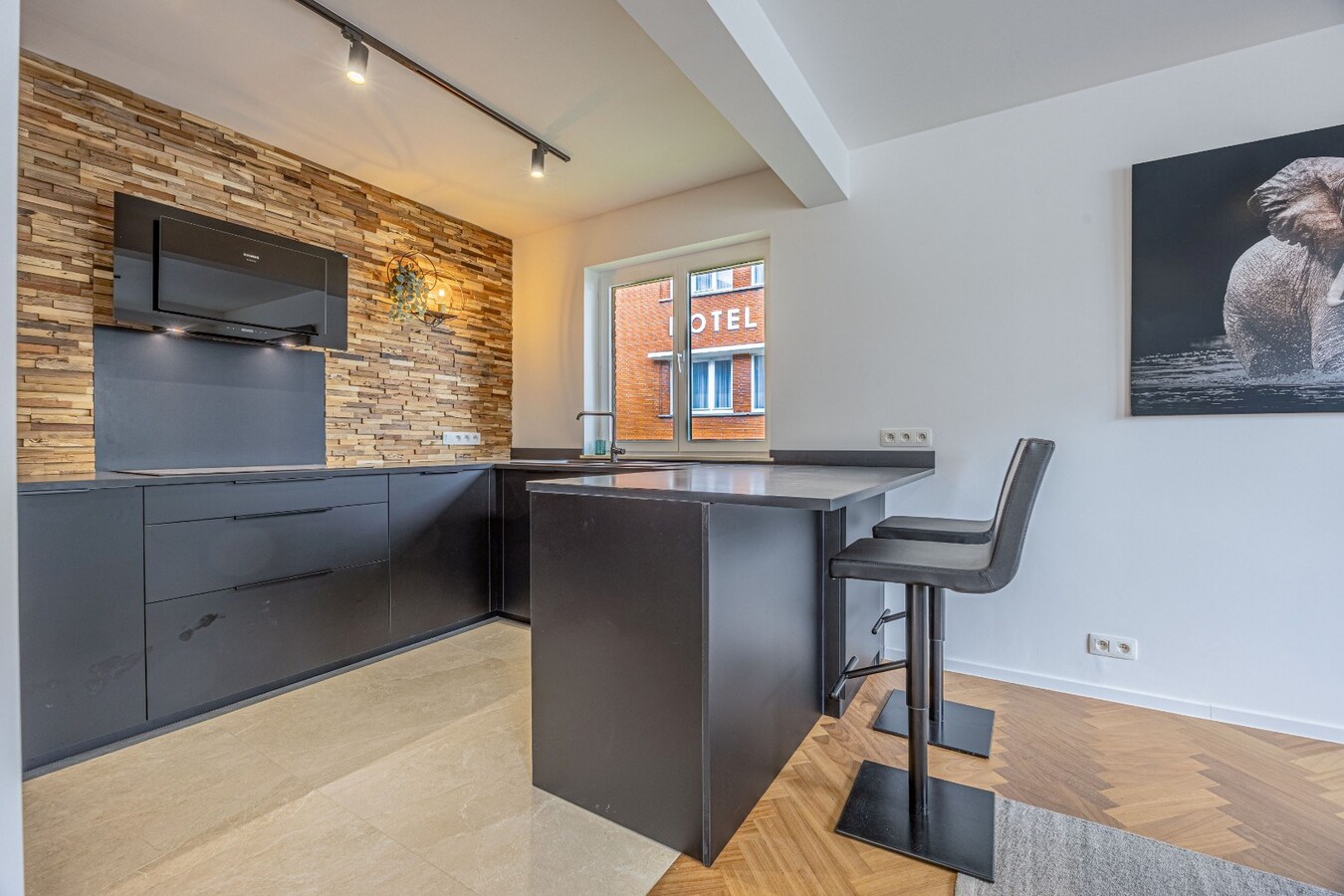 Stijlvol gerenoveerd hoekappartement met 3 slaapkamers op toplocatie te Duinbergen, vlakbij de Zeedijk. 