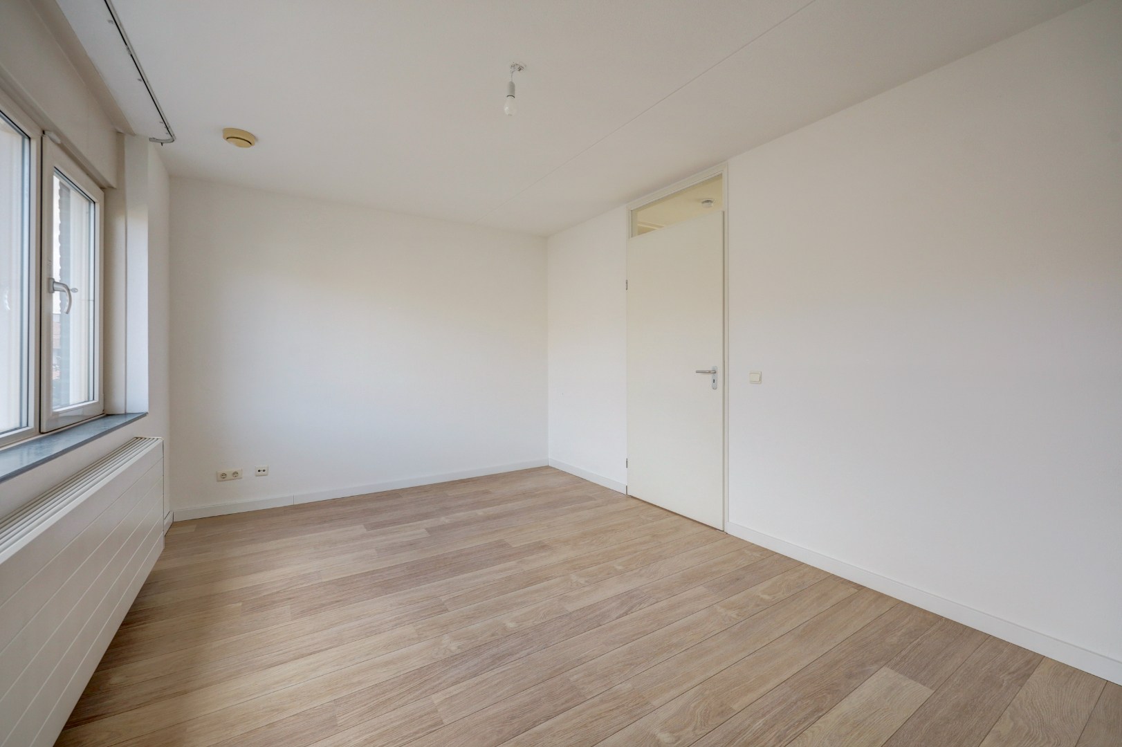 Energiezuinige (A-label) en instapklare 6-kamer tussenwoning met lichte woonkamer, moderne keuken, vijf slaapkamers, zonnige onderhoudsvriendelijke tuin met achterom en gelegen op eigen grond. 