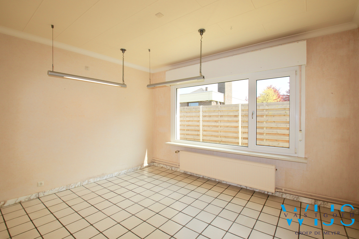 Ruime bungalow met bijgebouw op een ideale locatie in Assenede ! 