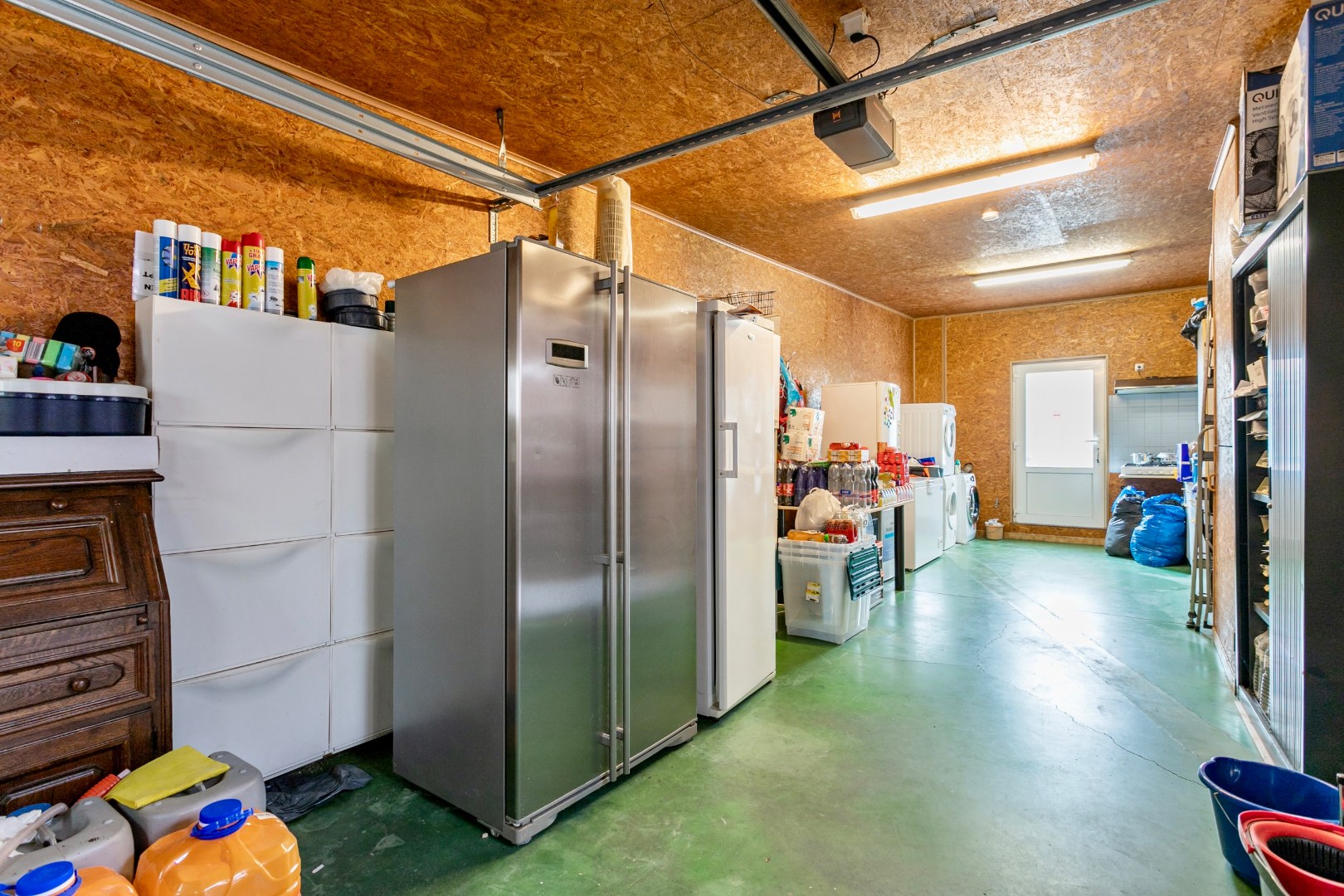 Ruime, te renoveren woning met 3 slpk en garage 