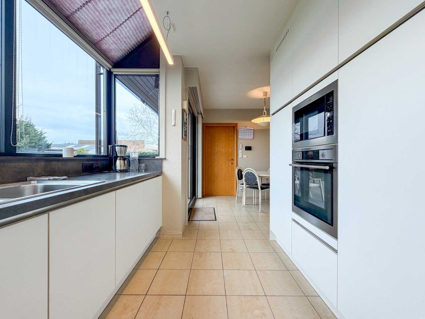 Villa op groot perceel met open zicht: 4 slaapkamers, 2 badkamers, grote tuin, topper te Torhout! 