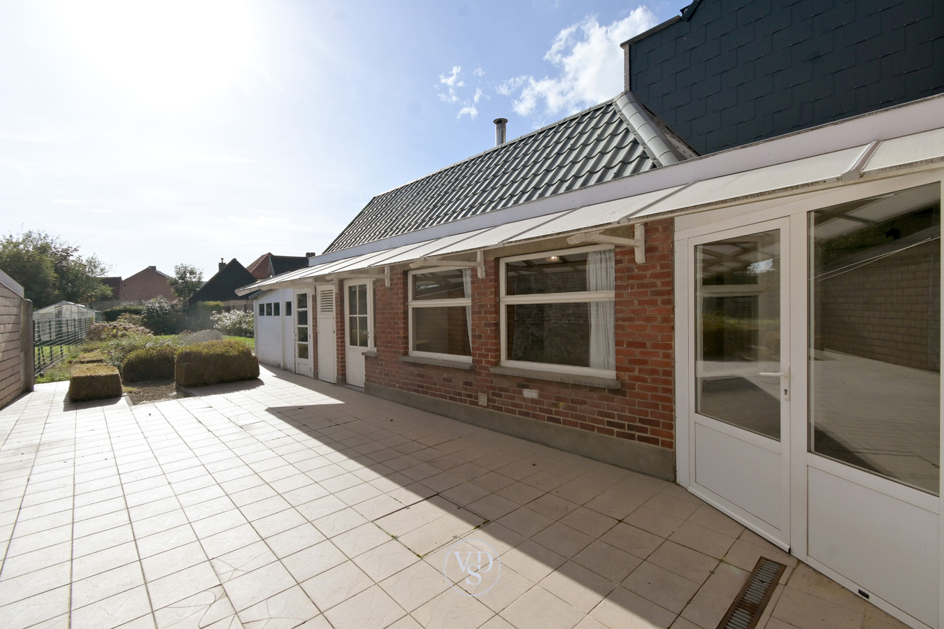 Degelijke woning met mogelijkheden, nabij centrum Zingem. 