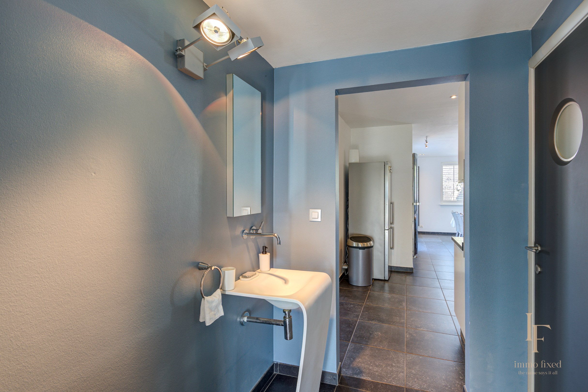 Villa met magazijn, garagebox en 12+ parkeerplaatsen te Kontich! 