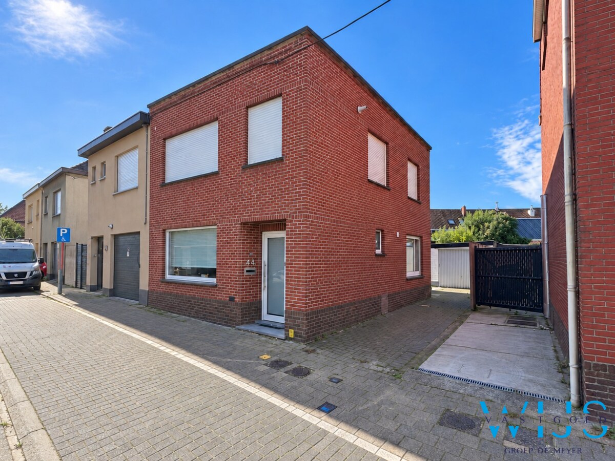 Gerenoveerde woning met diepe tuin en garage in Zelzate 