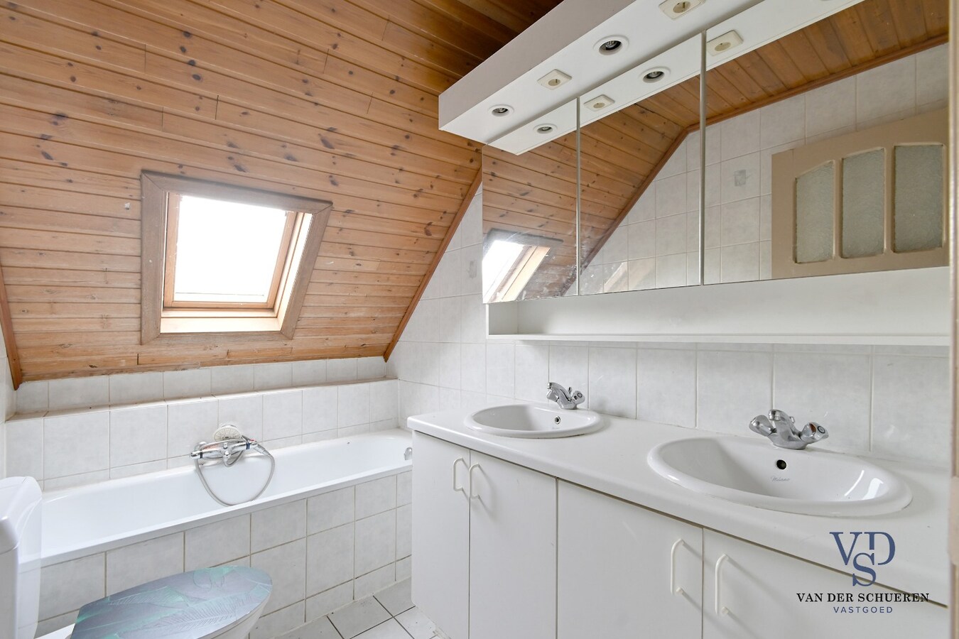 Te renoveren woning op ruim perceel te Kerkgate Mater. 