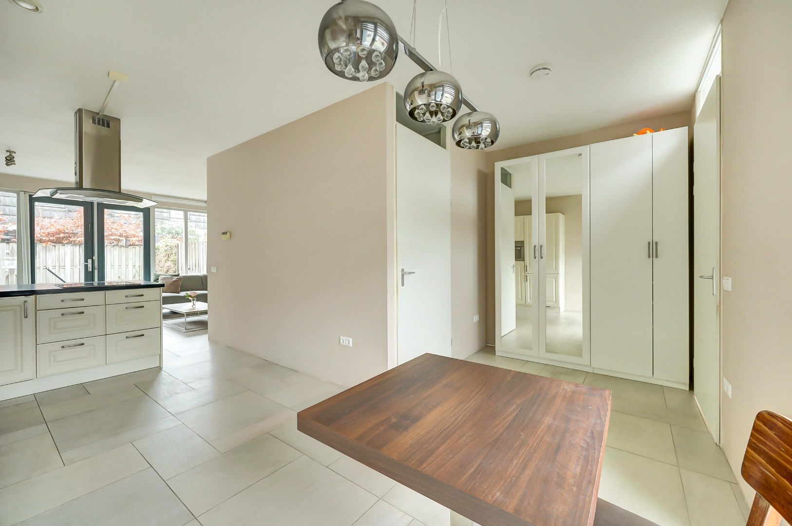 In de jonge woonwijk Nesselande in deelplan Haag en Park gelegen 5 kamer tussenwoning met houten berging en parkeerplaats op 131 m² eigen grond. 