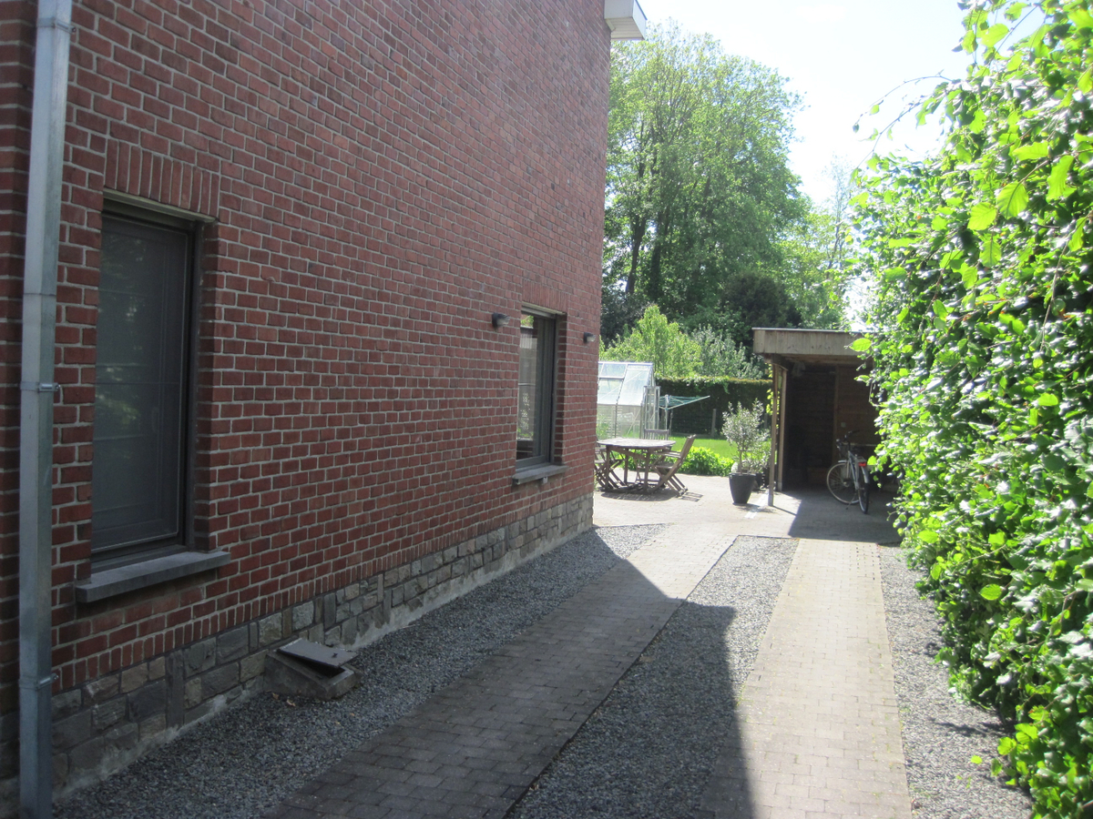 Prachtige Half Open Bebouwing - vernieuwd in 2012 !! 