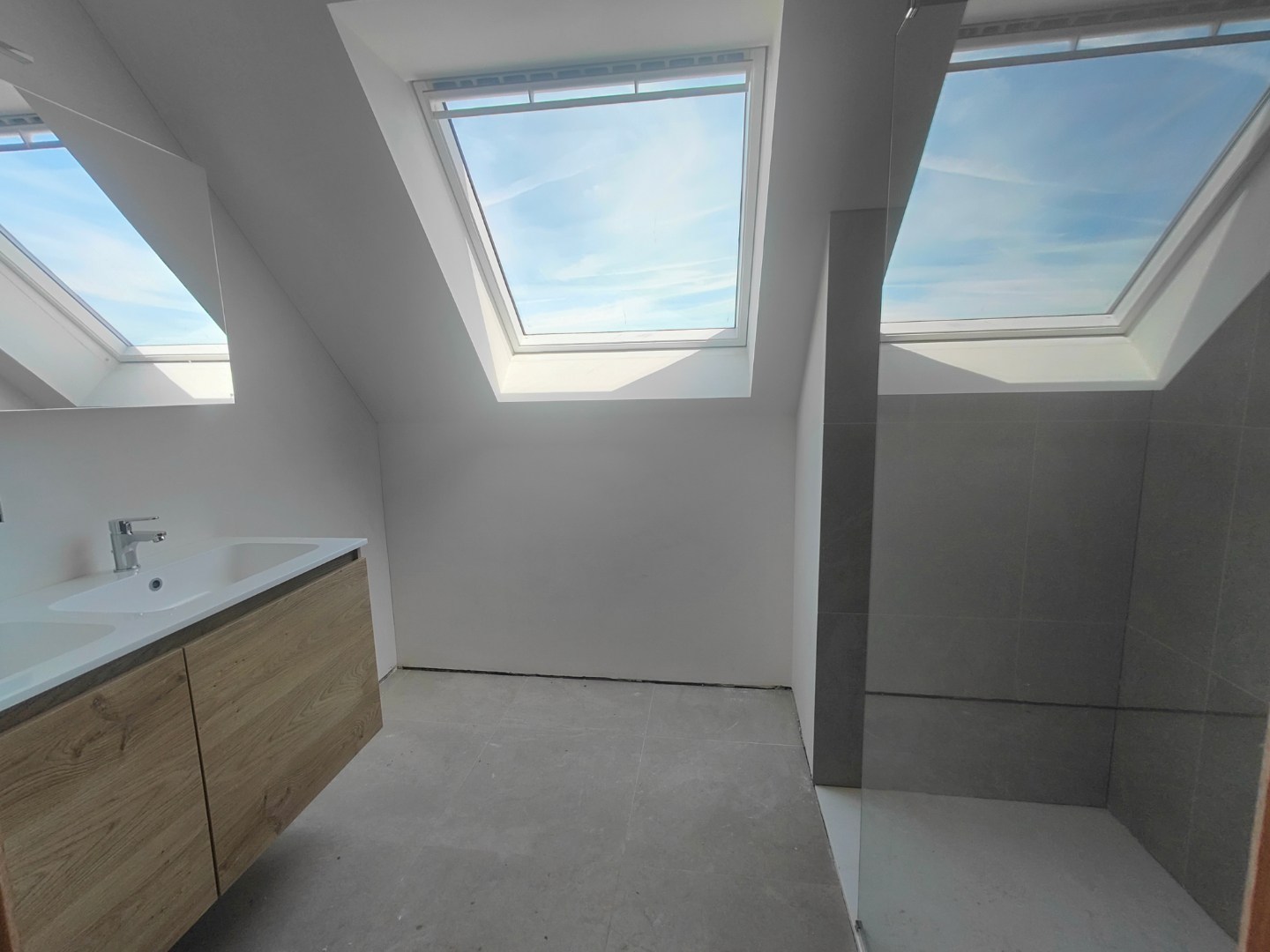 Afgewerkte woning met 3 slaapkamers &amp; ruim zonnig terras + autostaanplaats en berging 