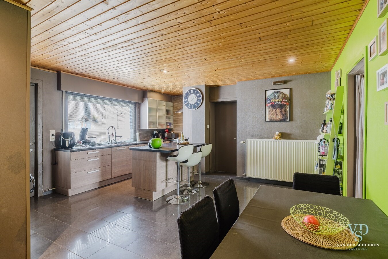 Ruime woning met atelier / garage. 