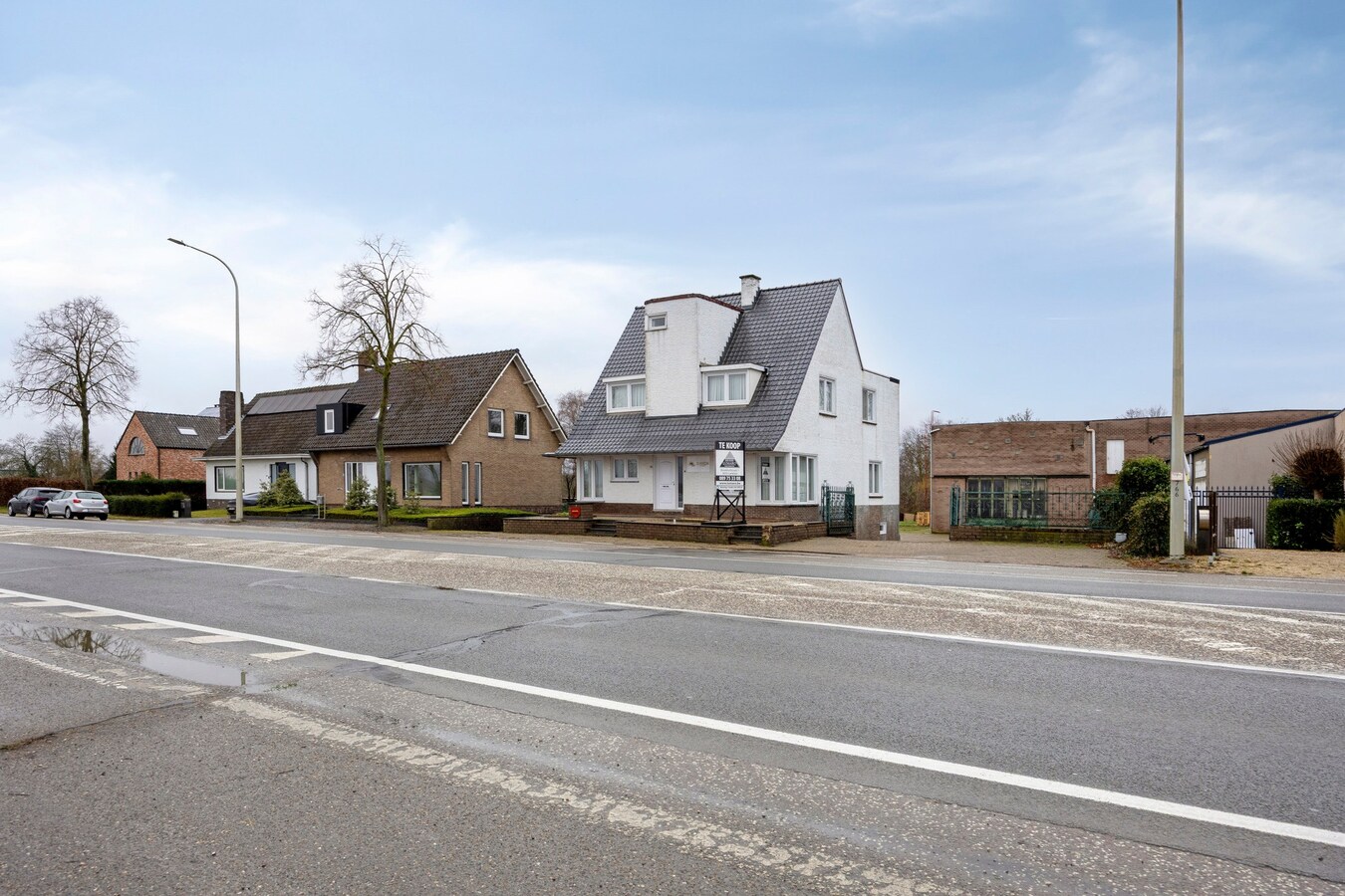 Woning met vergunde loods (300 m² x 2) en bijgebouw (50,50 m²). 