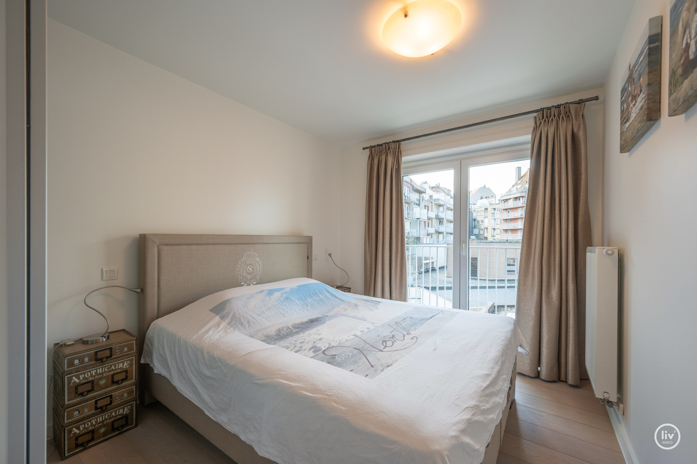 Ruim en récent (2011) appartement met 2 volwaardige slaapkamers op een topligging vlakbij de Dumortierlaan te Knokke. 
