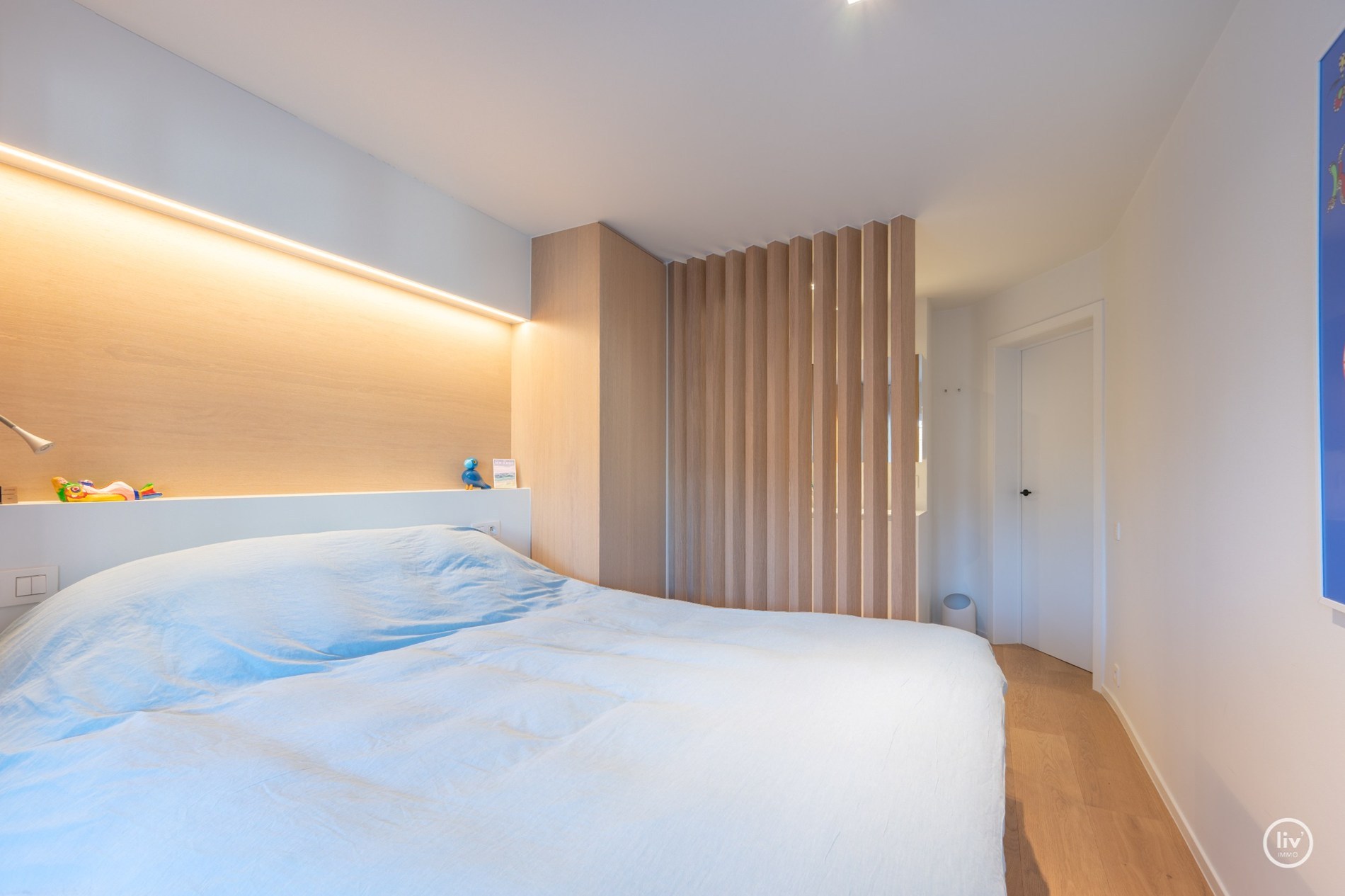 Volledig en stijlvol gerenoveerd 2 slaapkamerappartement met ruim TERRAS nabij de Dumortierlaan gelegen. 