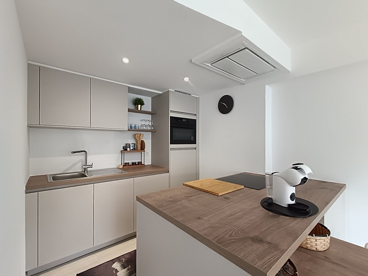 Gerenoveerd appartement aan de achterzijde van de zeedijk. 