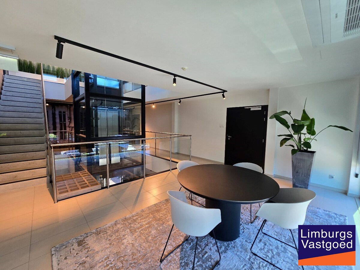 Terbeschikkingstelling van infrastructuur in vernieuwde kantoren met parking, v.a. 21 m², Genk-Noord 