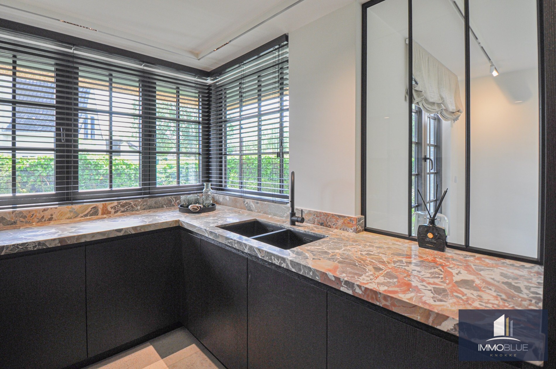 Villa entièrement rénovée située au calme en bordure de la Zoute. 