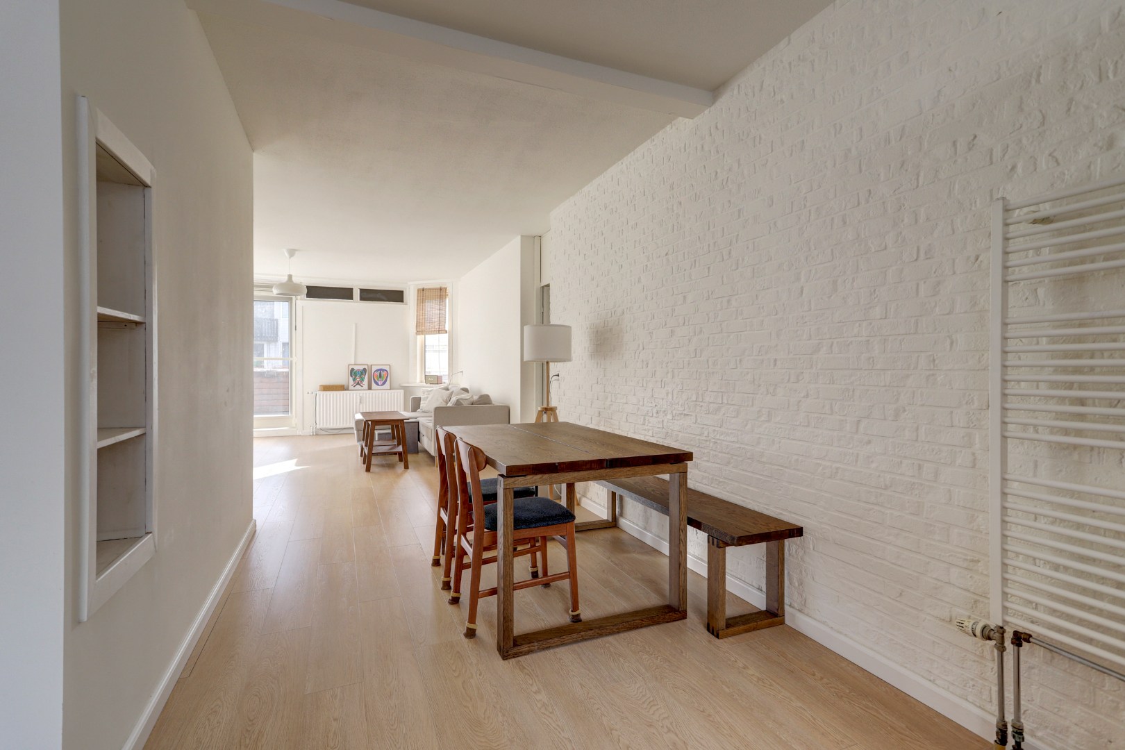 Ruime 4- (voorheen 5) kamer woning op 1e etage met riant terras van 45 m² en een berging en overdekte parkeerplaats op begane grond. 