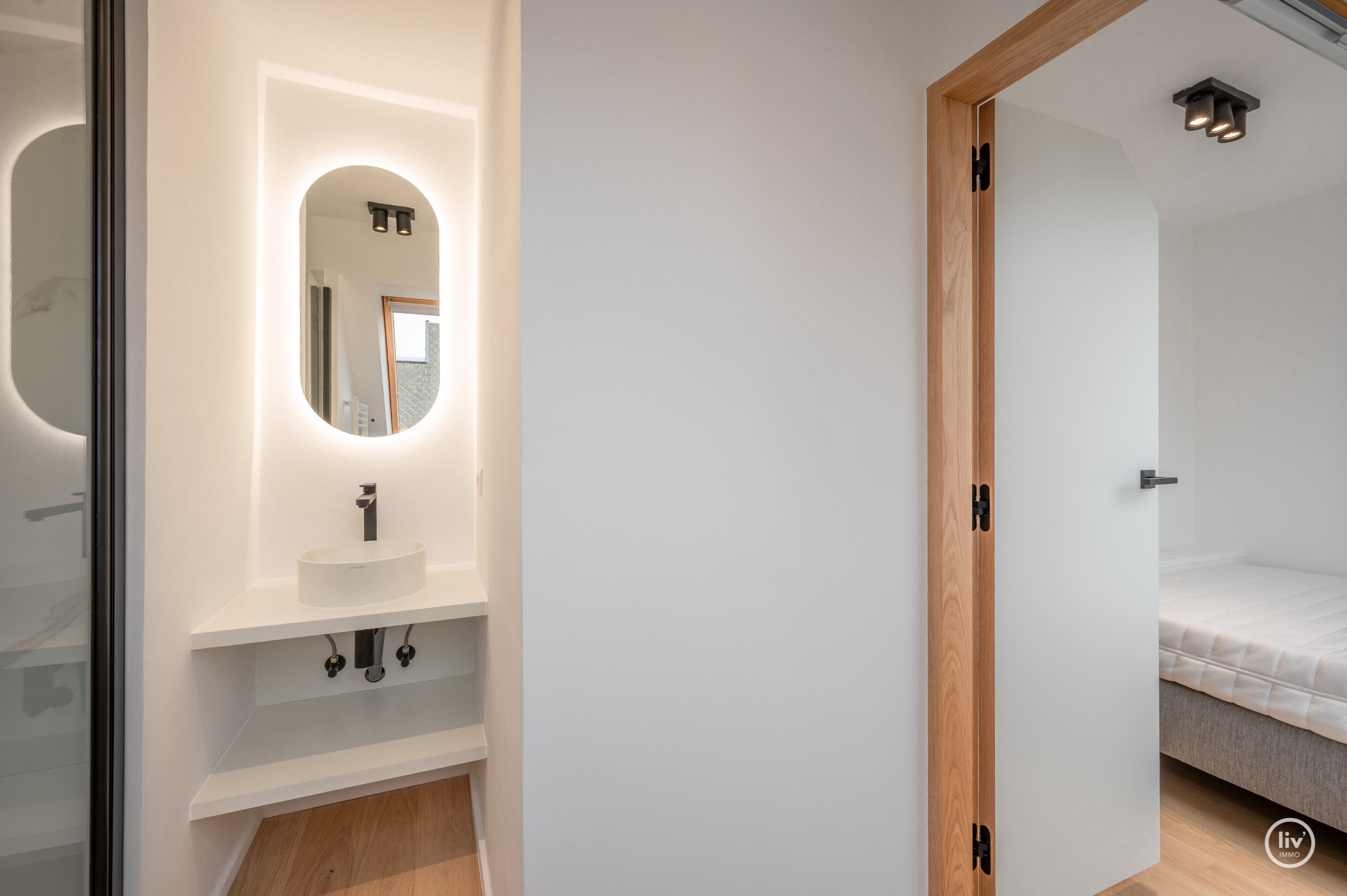 Un appartement en duplex rénové unique avec une magnifique terrasse ensoleillée offrant une vue dégagée situé sur la Kustlaan au cœur du Zoute. 