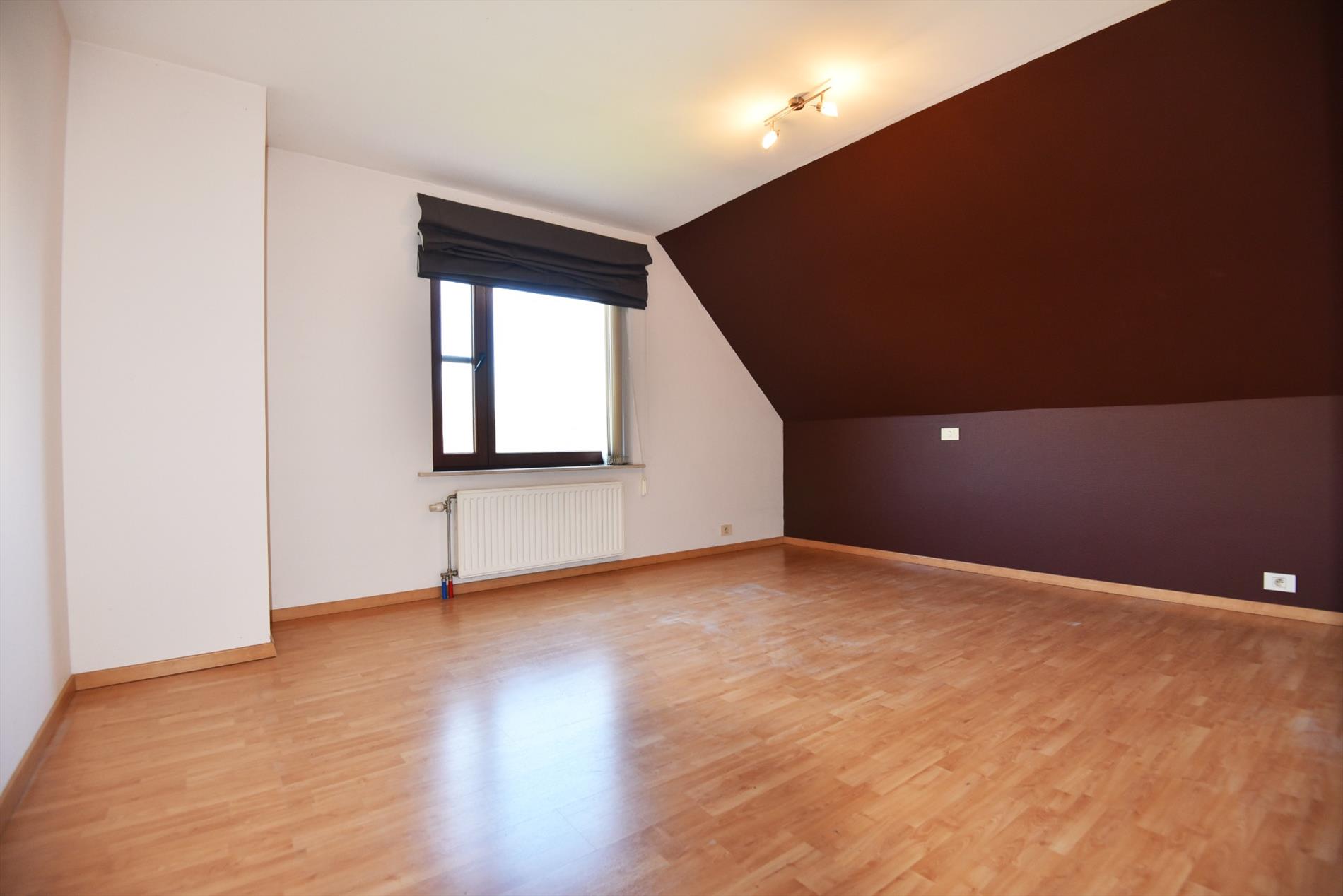 Villa met 4 slpks en garage op 787m² in residentiële wijk nabij centrum Maldegem 