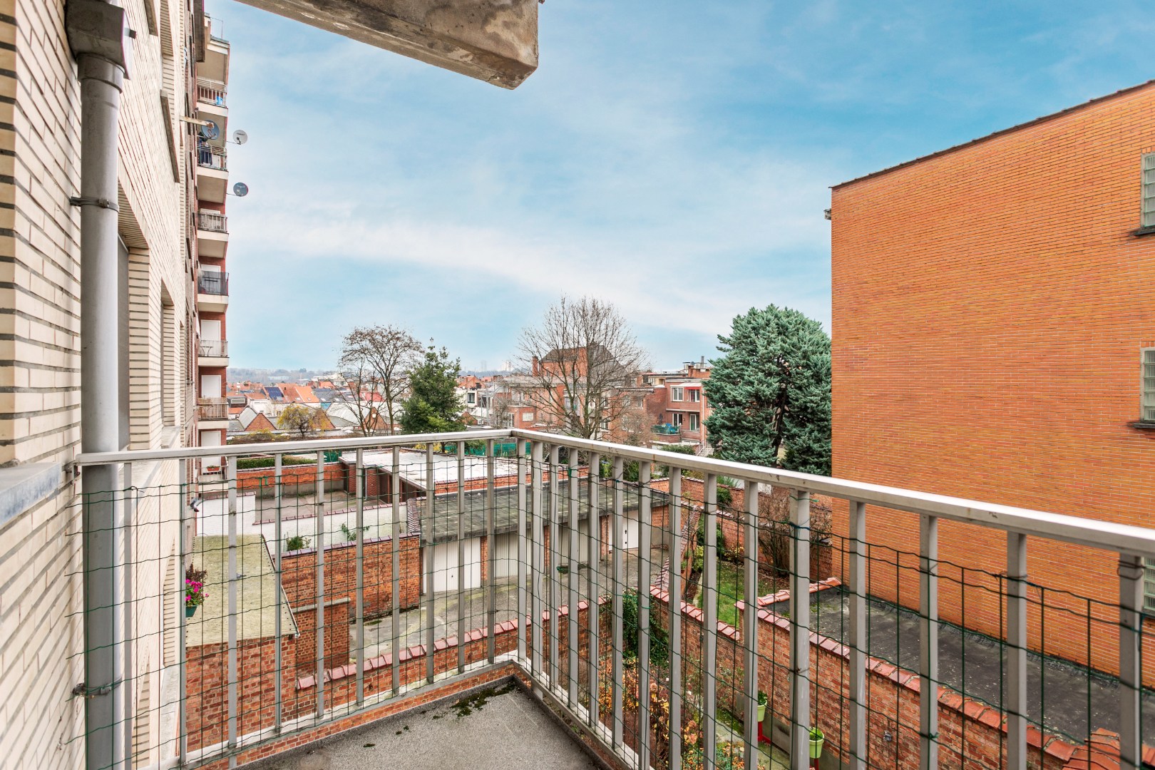 Te renoveren appartement met 1 slaapkamer, terras en kelderberging in Ganshoren 