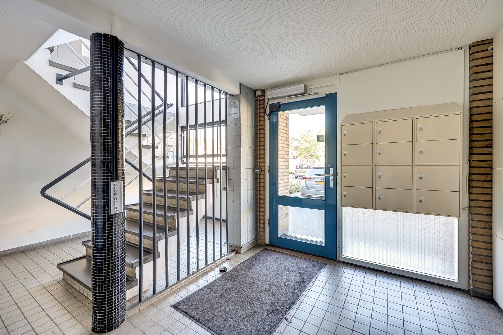 Goed onderhouden en instapklaar 4-kamer hoek-appartement op de 4e verdieping met moderne keuken en badkamer, 3 balkons en gelegen op eigen grond. 