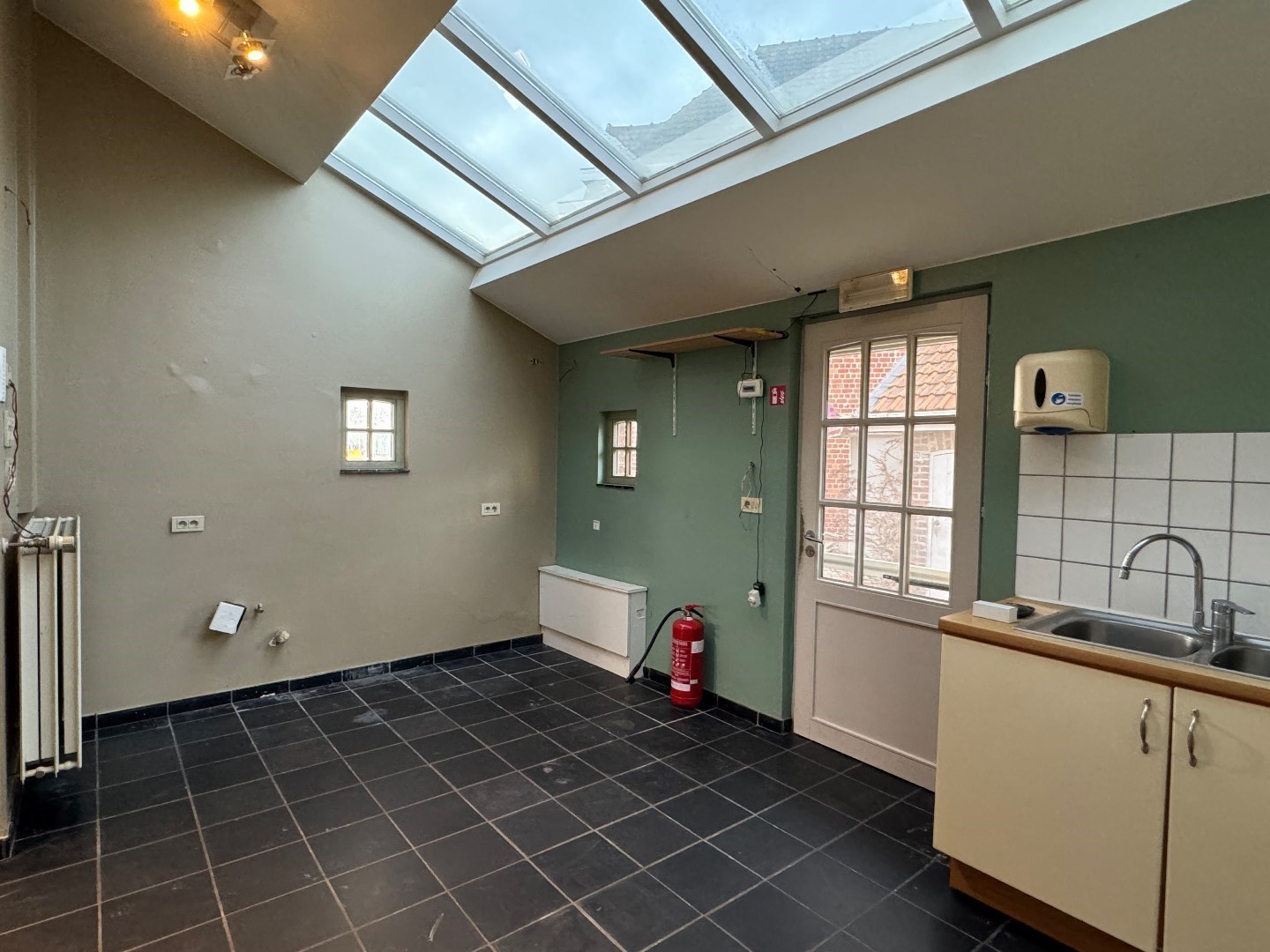 Veelzijdig handelspand op toplocatie te Sint-Eloois-Vijve 