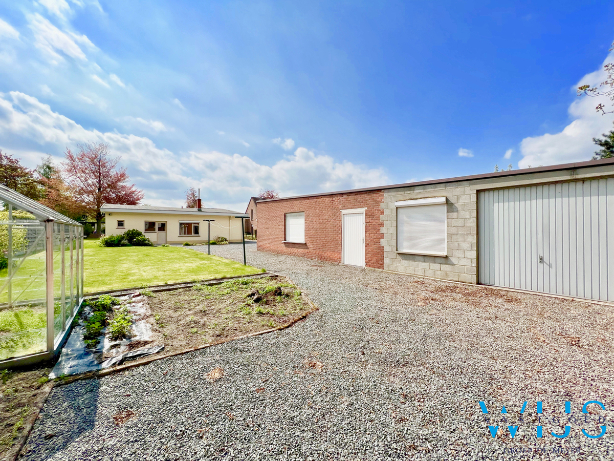 Ruime bungalow met bijgebouw op een ideale locatie in Assenede ! 
