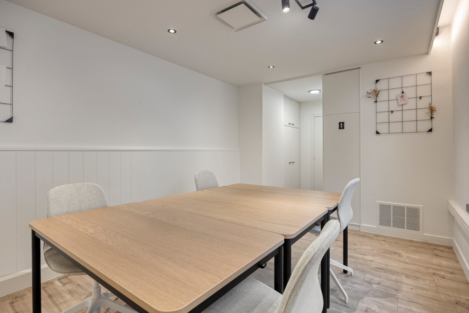 Handelspand met commerciële ligging nabij het centrum van Leopoldsburg 