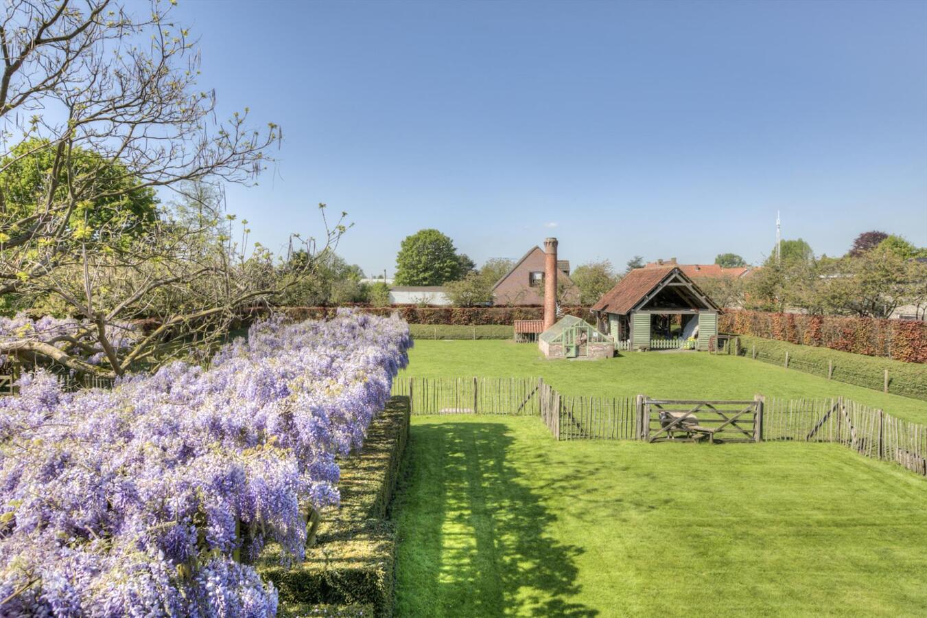 Ruime villa met praktijkruimte en prachtige tuin 